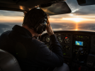 Pilot podczas wymagającego lotu samolotem, fot. źródło dlapilota.pl