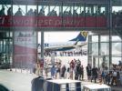 Port Lotniczy Wrocław - pasażerowie na płycie i przy terminalu (fot. Port Lotniczy Wrocław)