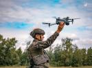 Dron wypuszczany przez żołnierza (fot. 1 Brzeski Pułk Saperów)