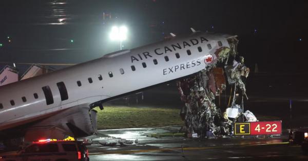 Zderzenie CRJ-900 z wozem strażackim w Nowym Jorku – co wiadomo do tej pory